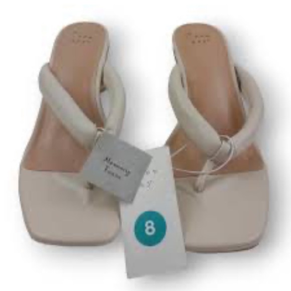 a new day Shoes - A New Day padded heeled flip flops memory foam comfy size 8